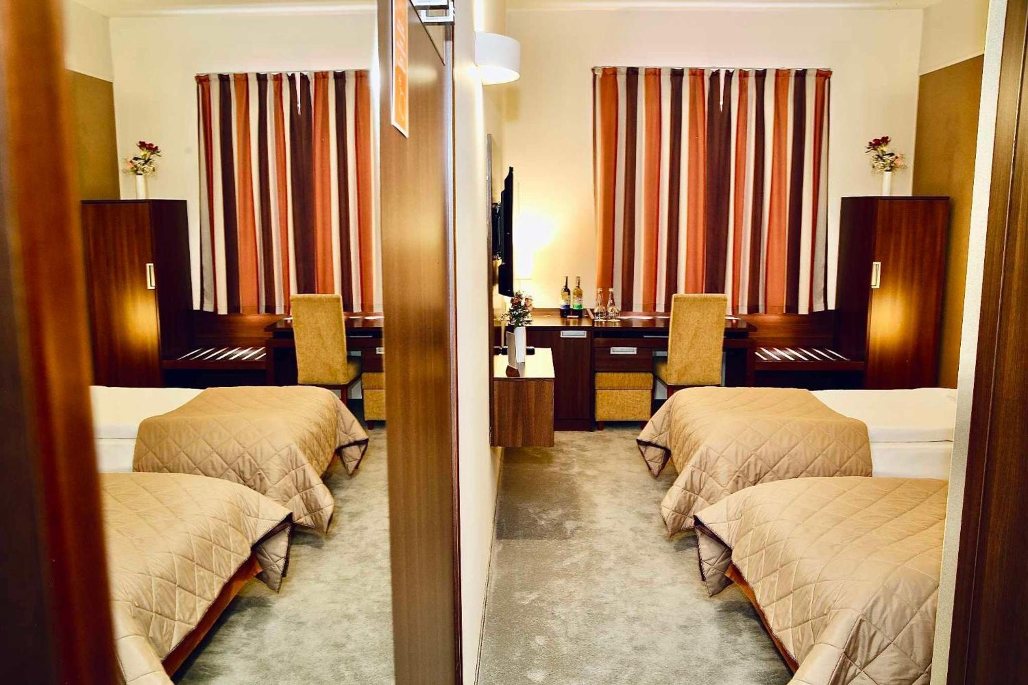 Hotel Teczowy Mlyn Кельце Экстерьер фото