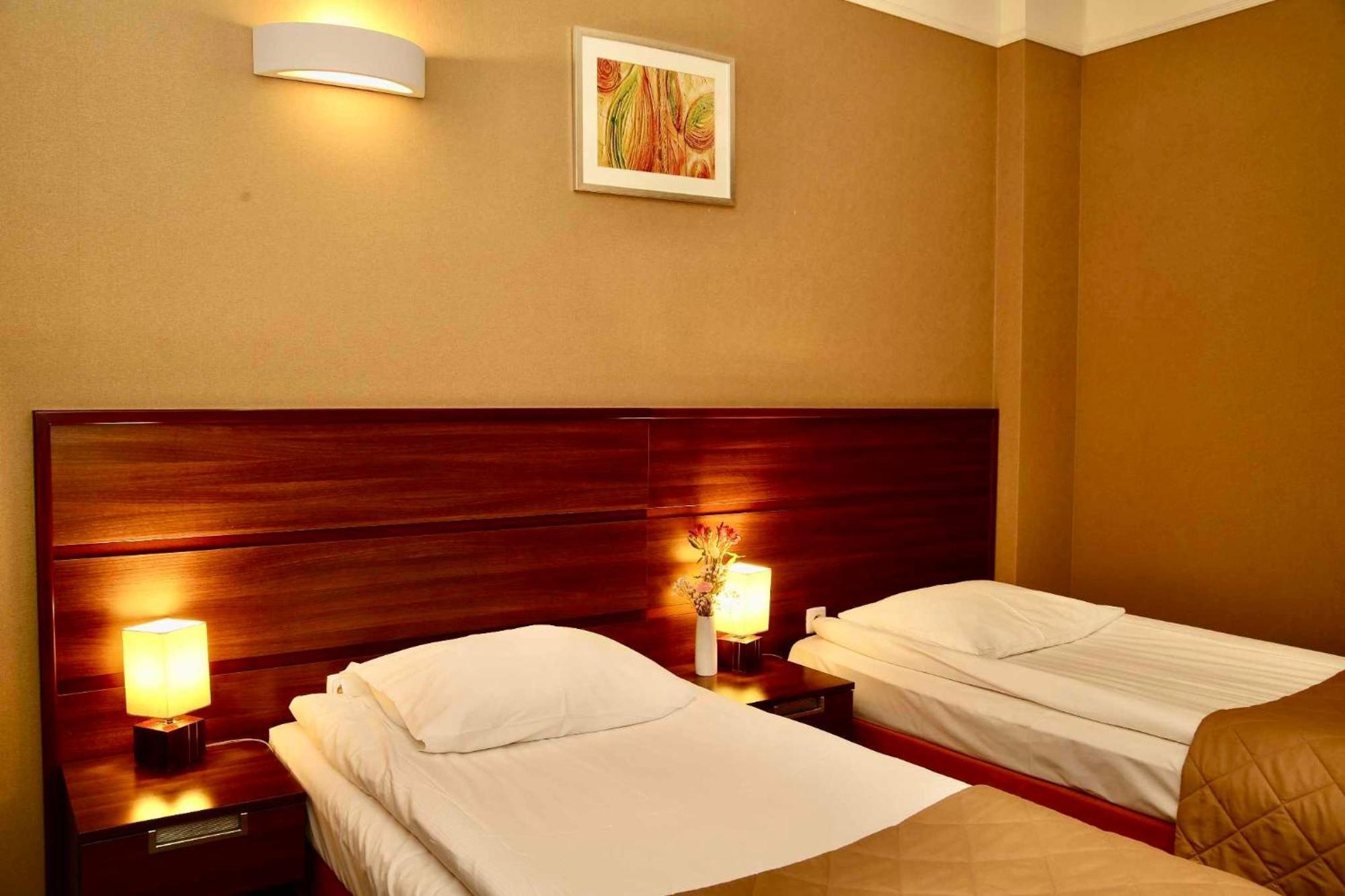 Hotel Teczowy Mlyn Кельце Экстерьер фото