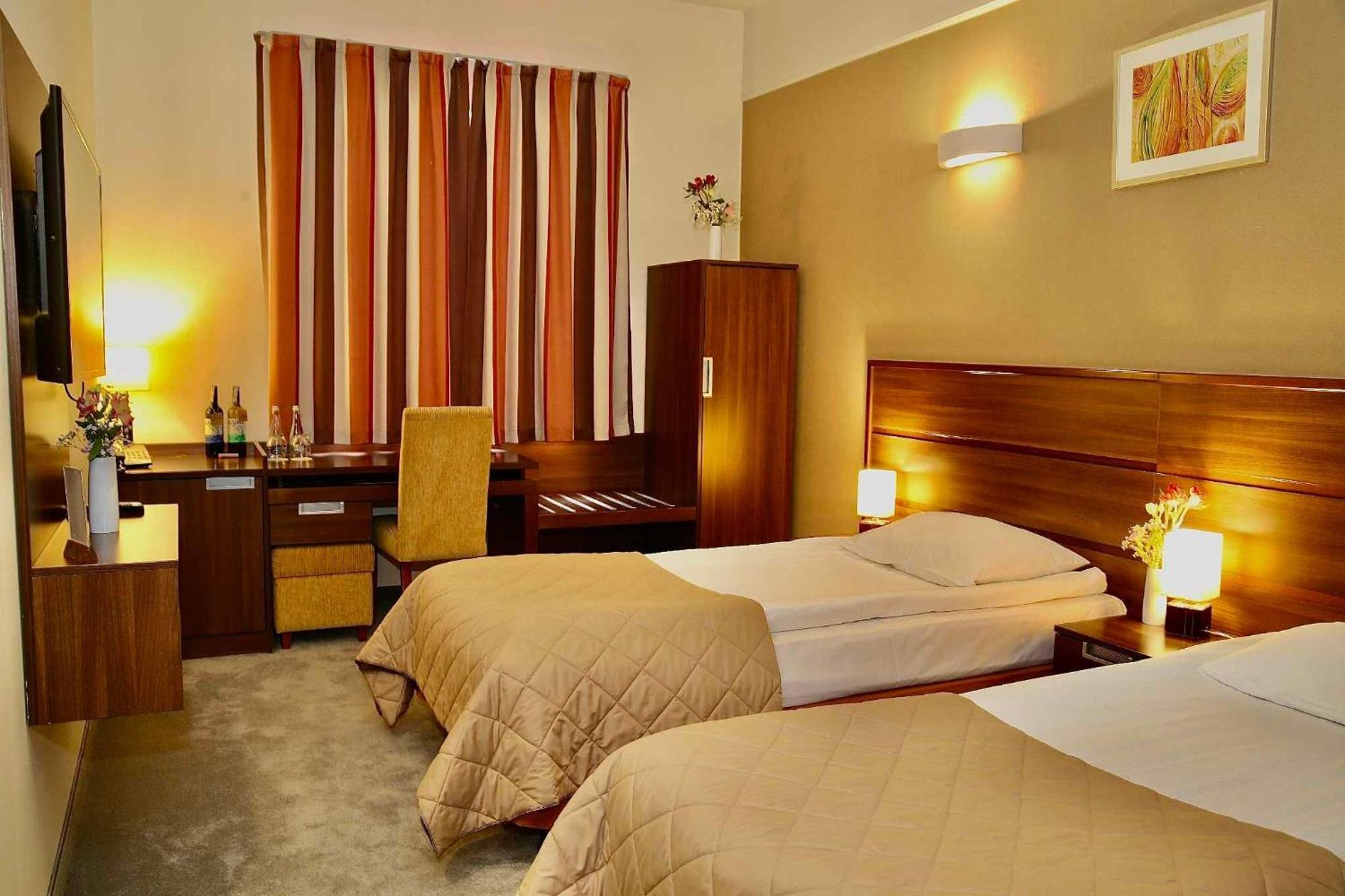 Hotel Teczowy Mlyn Кельце Экстерьер фото