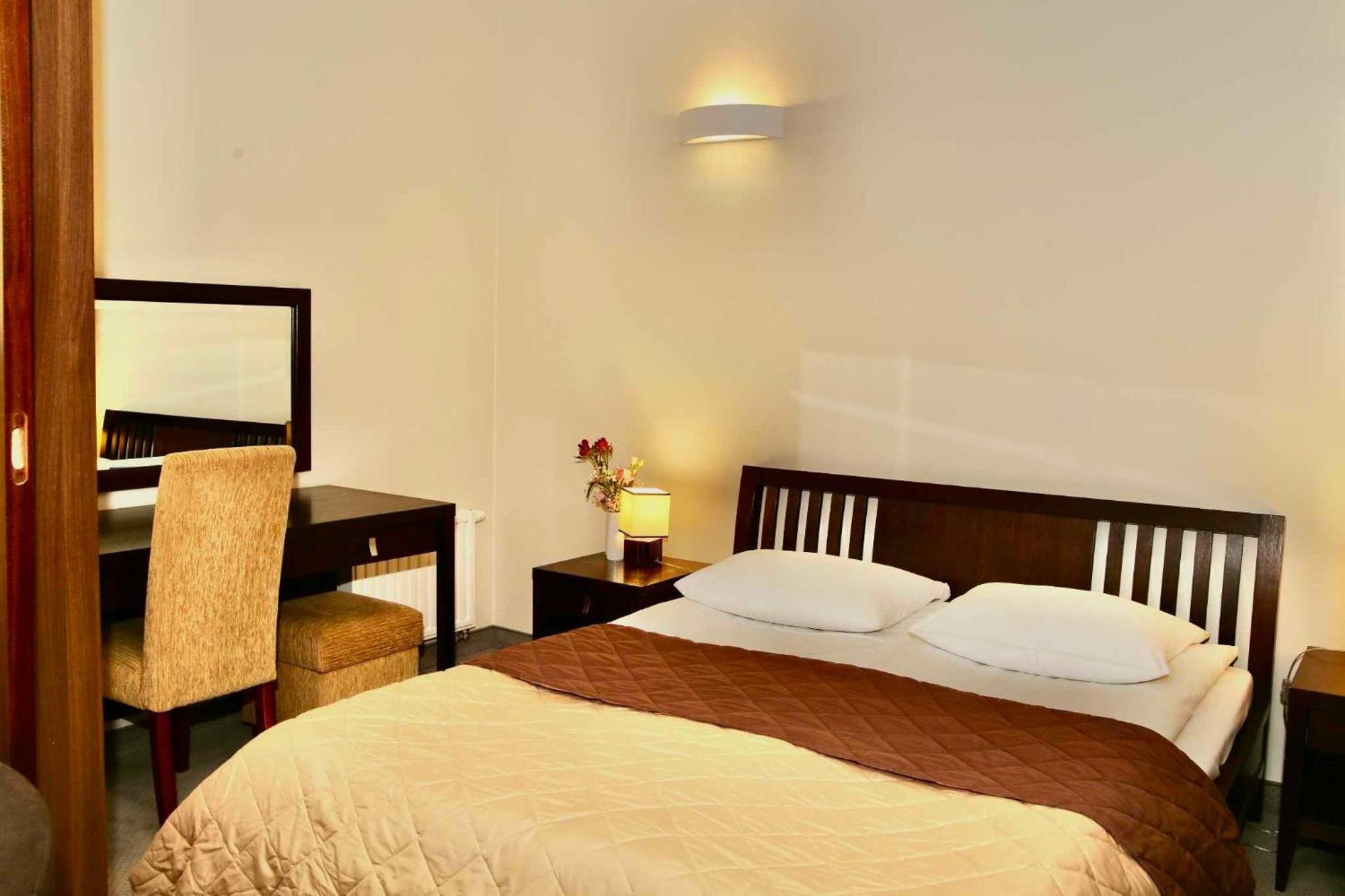Hotel Teczowy Mlyn Кельце Экстерьер фото