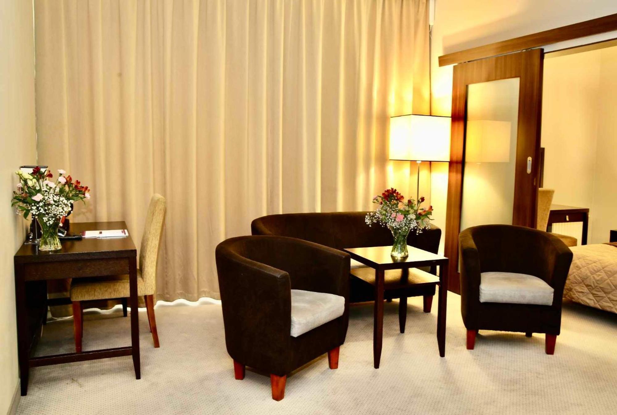 Hotel Teczowy Mlyn Кельце Экстерьер фото