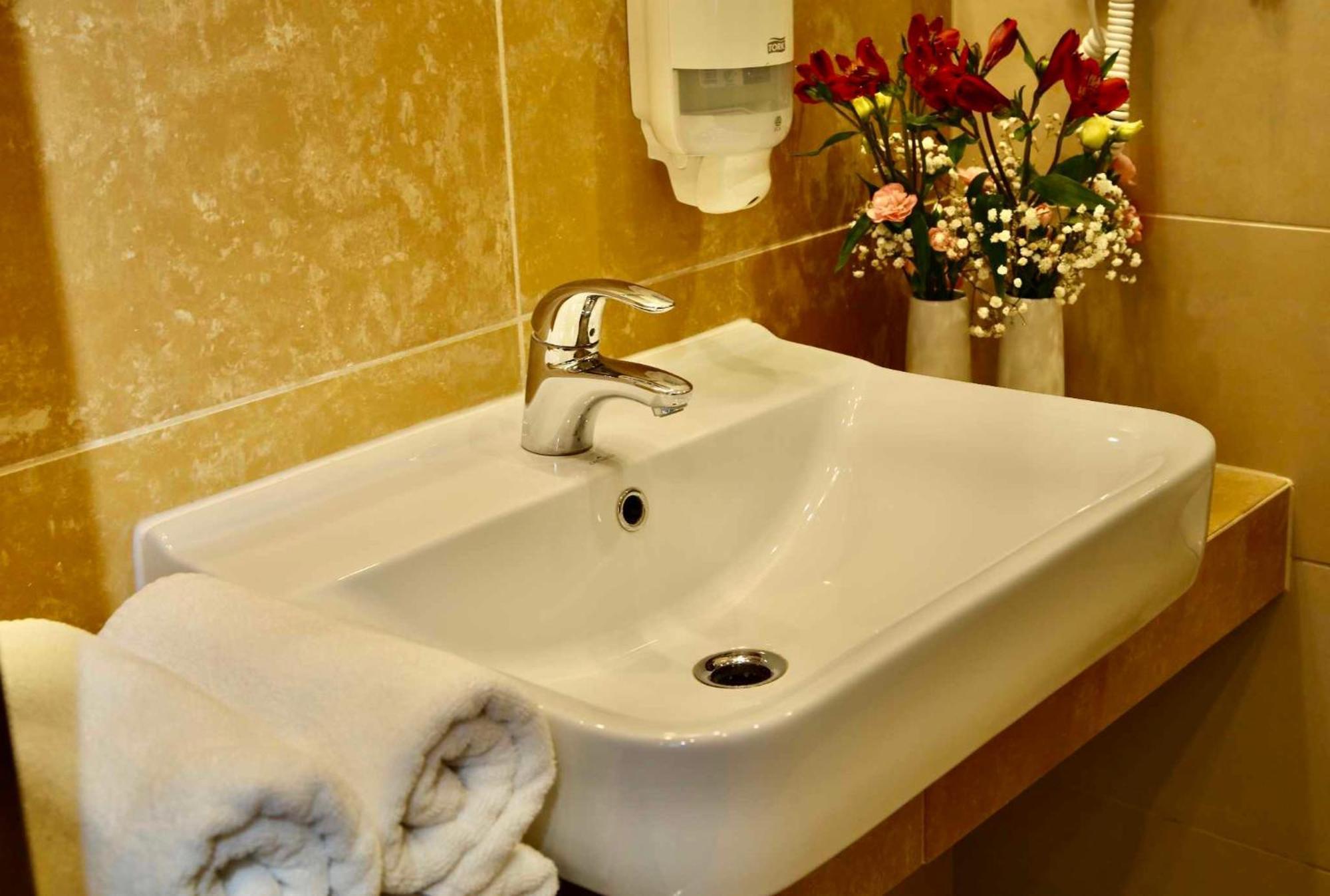 Hotel Teczowy Mlyn Кельце Экстерьер фото