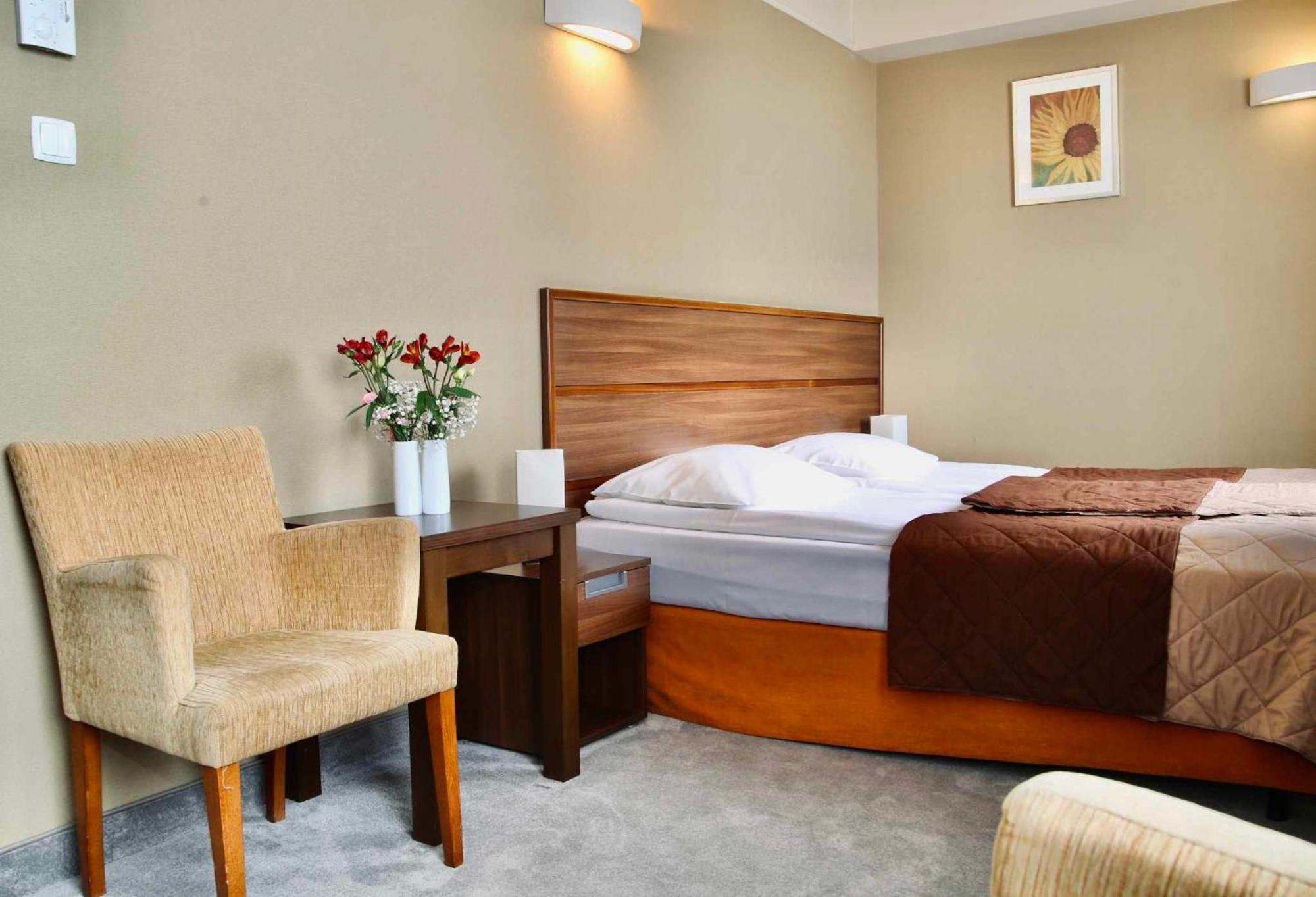 Hotel Teczowy Mlyn Кельце Экстерьер фото