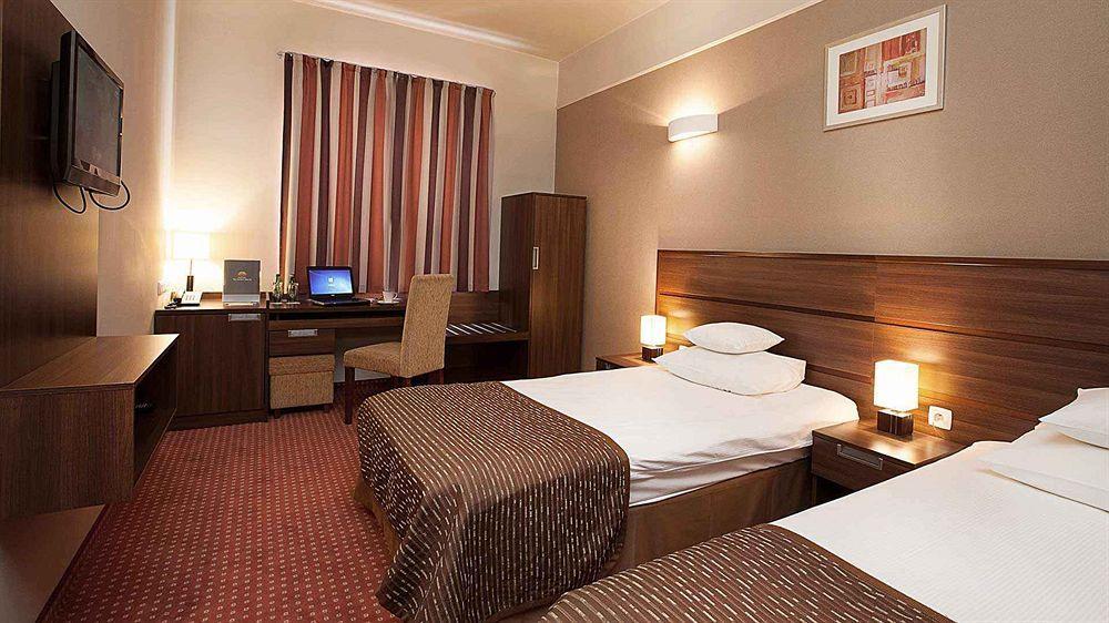 Hotel Teczowy Mlyn Кельце Экстерьер фото