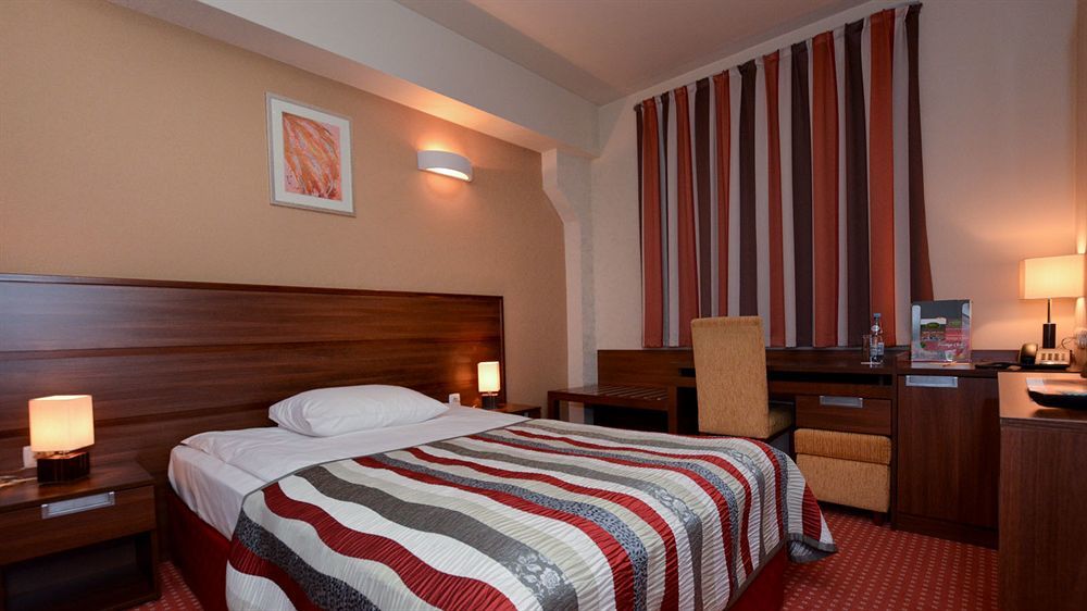 Hotel Teczowy Mlyn Кельце Экстерьер фото